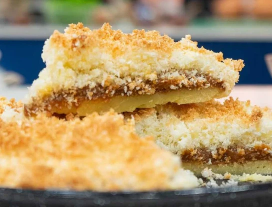 Tarta de coco saludable: una receta fácil con base de avena y dulce de leche sin azúcar