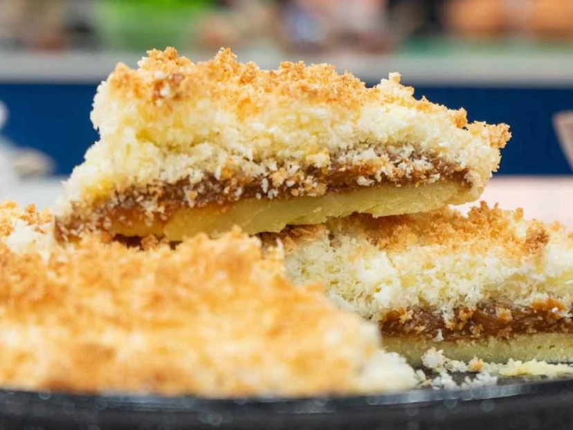 Tarta de coco saludable: una receta fácil con base de avena y dulce de leche sin azúcar