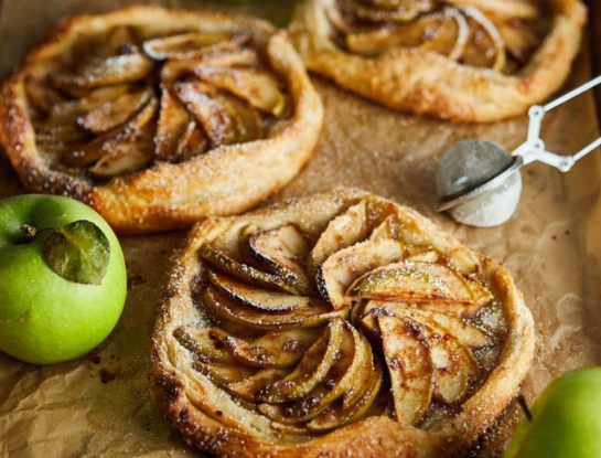 Tarteletas crujientes de manzana: la receta exprés y tentadora que se resuelve en 10 minutos