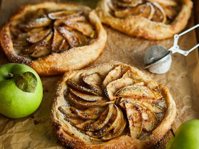 Tarteletas crujientes de manzana: la receta exprés y tentadora que se resuelve en 10 minutos