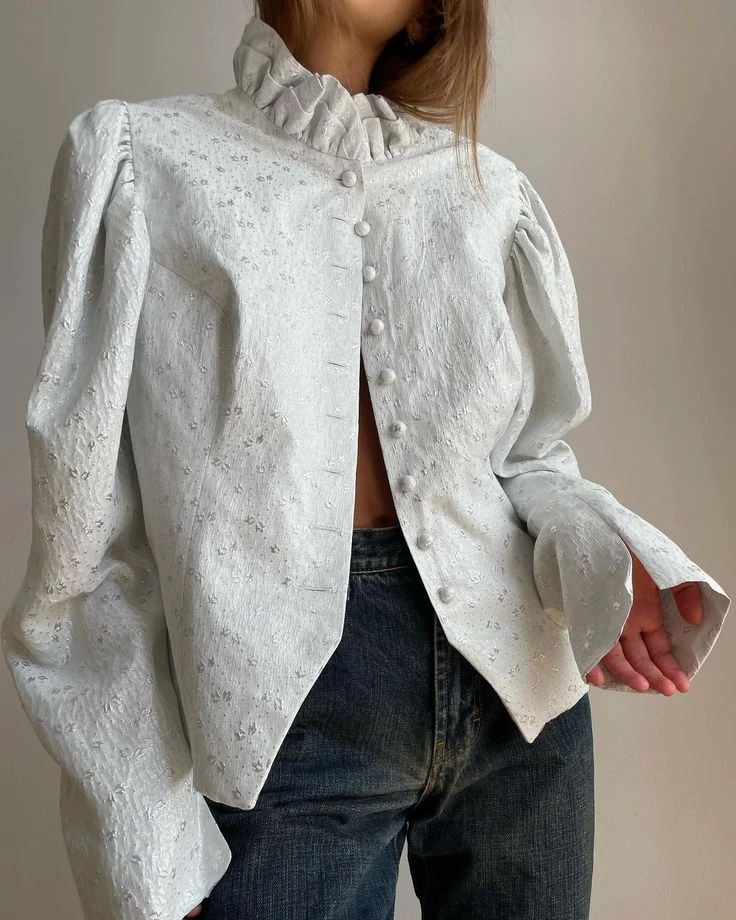 Alerta tendencia: el cuello mao vuelve a escena y así se lleva este invierno para lograr los looks más elegantes