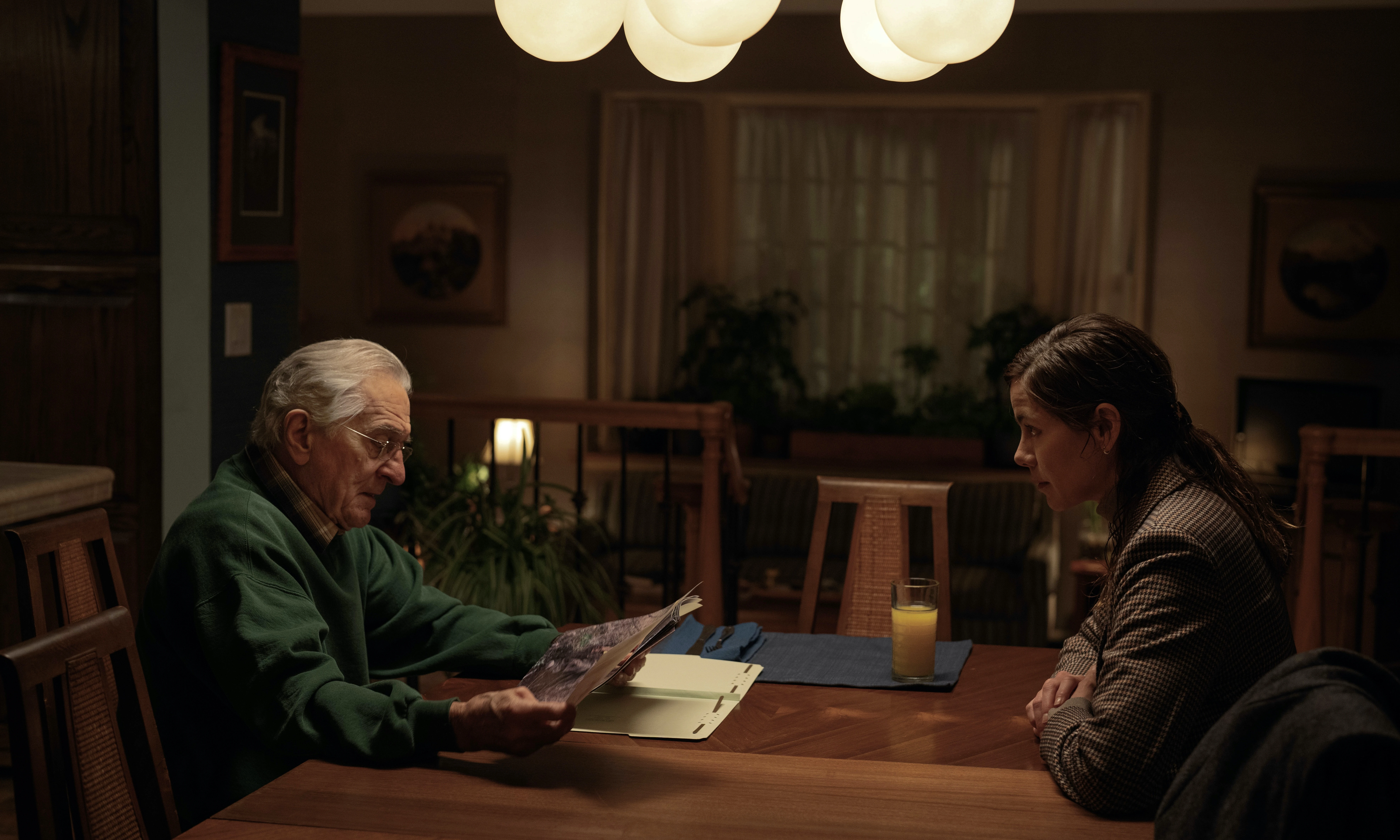 Robert De Niro vuelve al suspenso con Susurran tu nombre: de qué trata la nueva película de Netflix