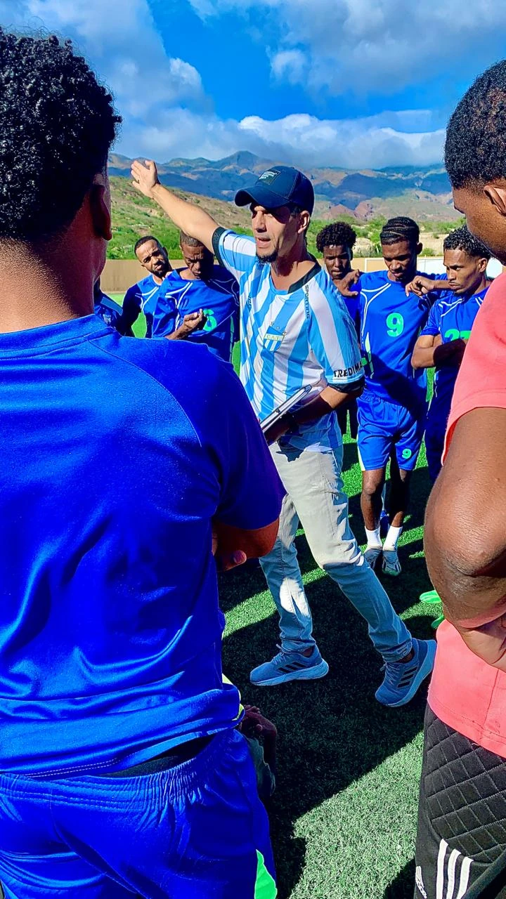 Julián como director técnico con el equipo de Porto Novo