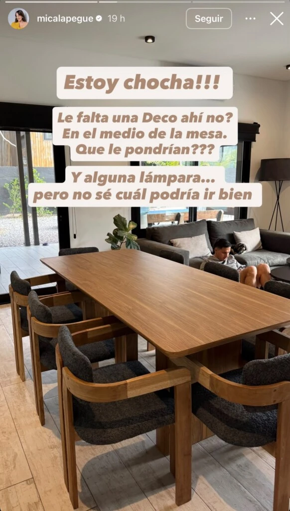 Para la decoración, la pareja eligió una paleta de colores neutros en la que predominan la madera, el blanco, el negro, el gris topo y los tonos suela, una combinación que transmite armonía y aporta una sensación de calma.