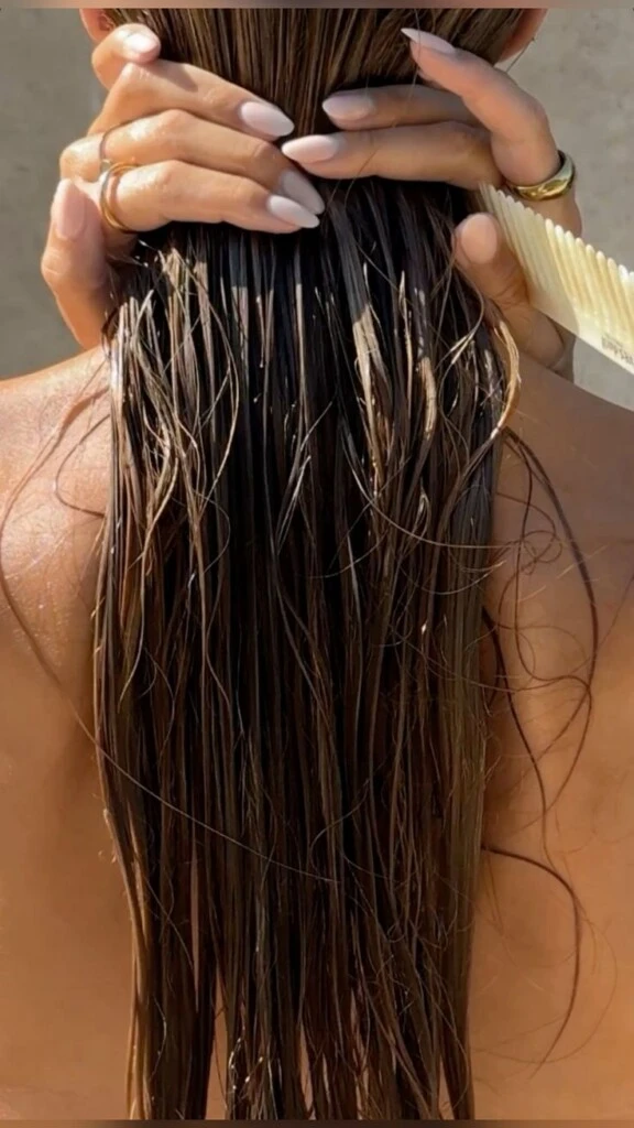 Aunque un baño bien caliente resulta tentador cuando hace frío, el agua a altas temperaturas puede resecar y posteriormente resquebrajar tanto el cuero cabelludo como el cabello.