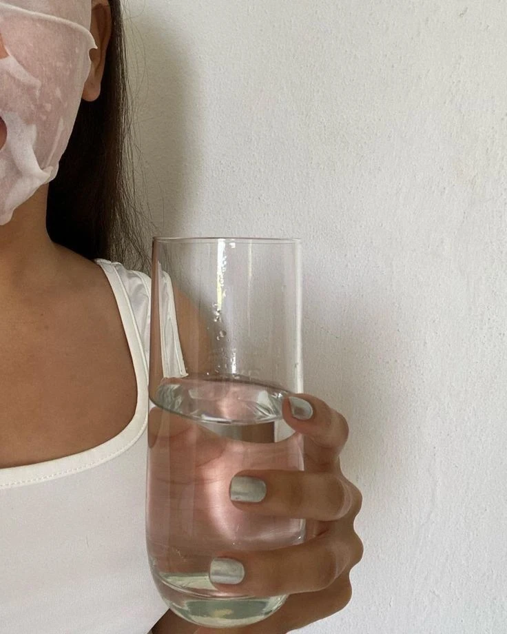 La hidratación también empieza desde adentro. Beber agua a diario contribuye al buen estado de la piel, las uñas y el cabello.