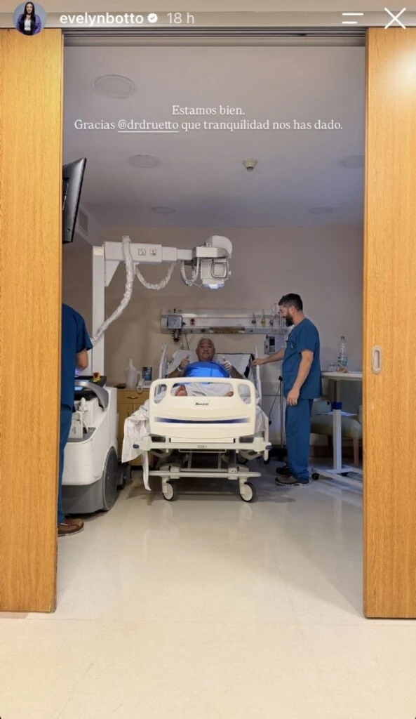 La conductora compartió una imagen en la que se lo veía sentado sobre una camilla, levantando ambos pulgares en señal de que todo había salido bien, mientras un médico sonreía a su lado.