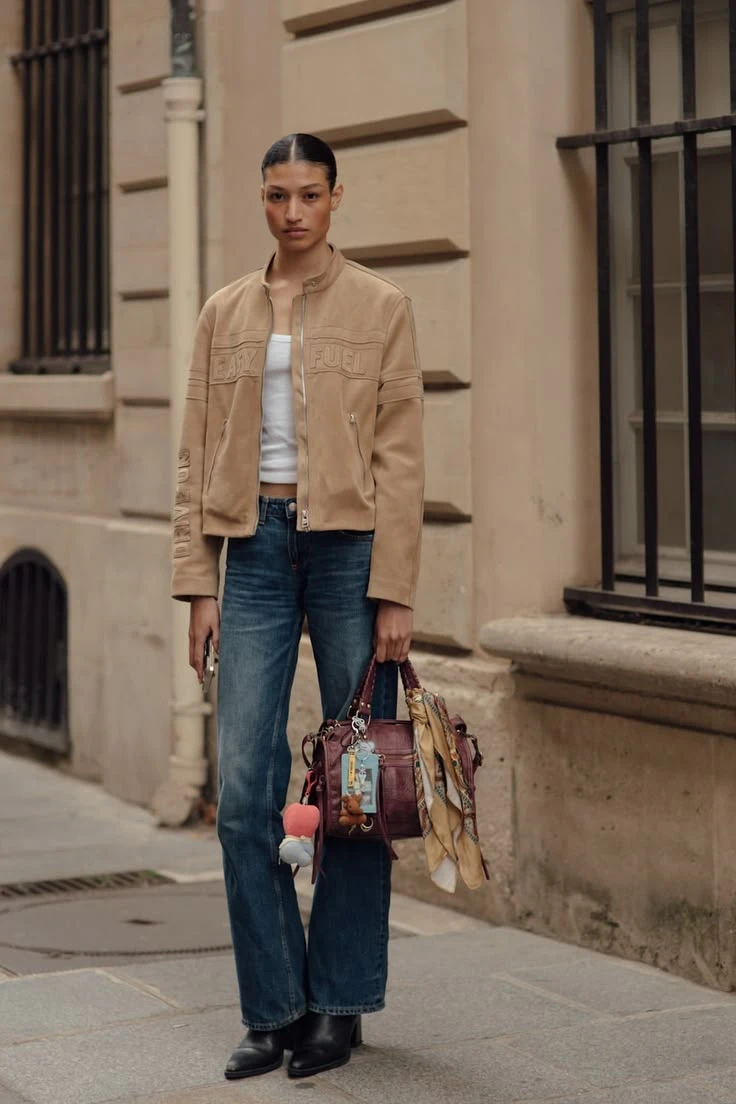 Guía de estilo: los flare jeans siguen en tendencia y así se combinan