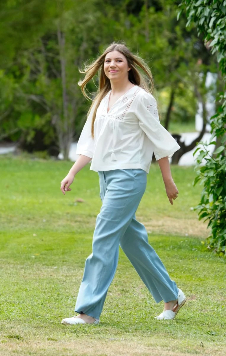 La infanta Sofía llevó un pantalón de lino ancho con una blusa de impronta boho. 