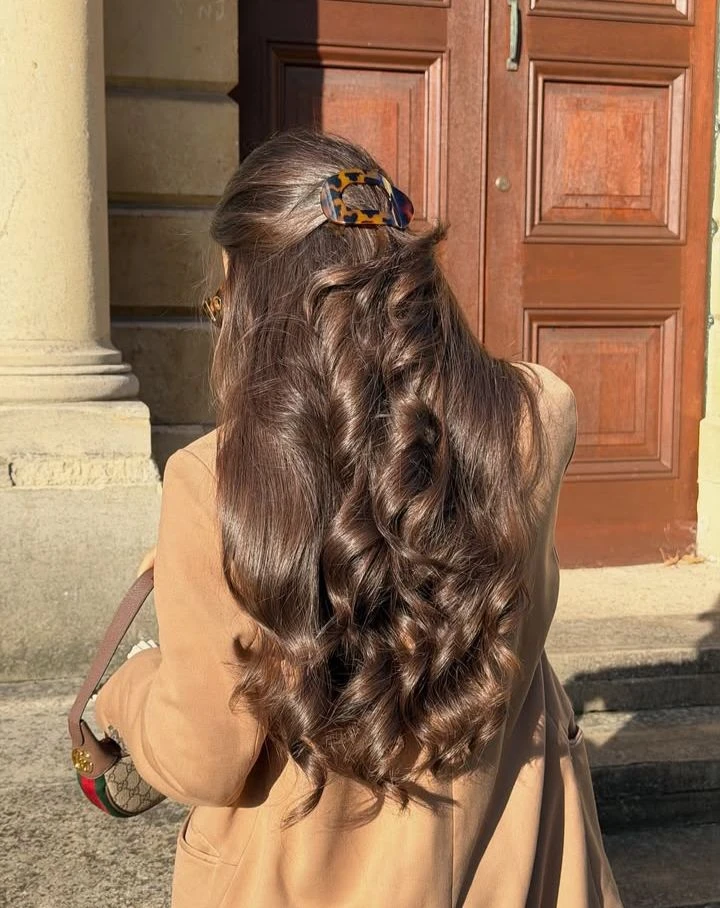 Durante el invierno solemos recurrir más al secador, la planchita o el rizador para evitar salir desprolijas. Sin embargo, el uso excesivo de estas herramientas puede reducir la hidratación natural del cabello y favorecer el quiebre.