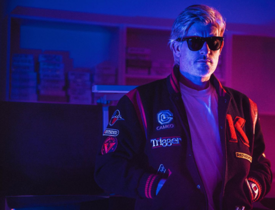 Conmoción por la muerte de Kavinsky, el productor y DJ francés que marcó una era con “Nightcall”