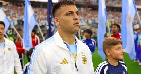 O amuleto que Lautaro Martinez teve durante a vitória da seleção nacional