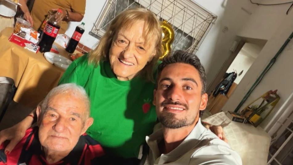 Nico con sus abuelos