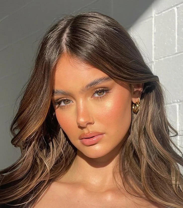 Cómo afinar la nariz con maquillaje: los trucos con iluminador que crean distintos efectos visuales