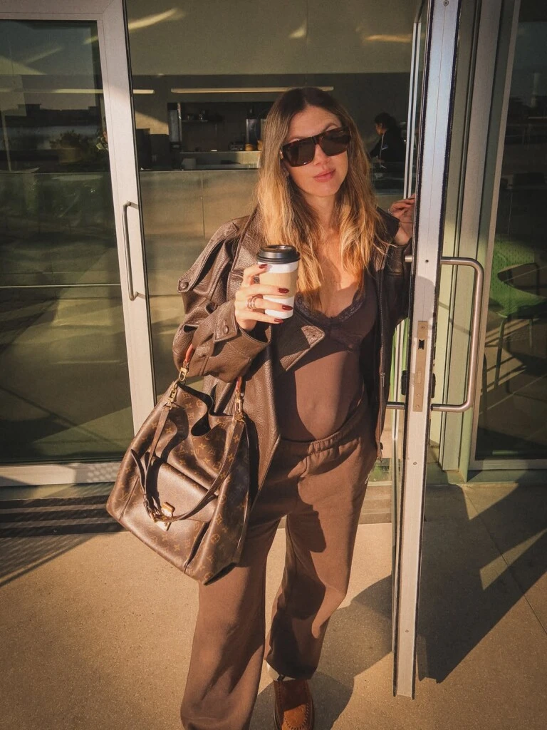 Stephanie Demner y su look monocolor total brown.