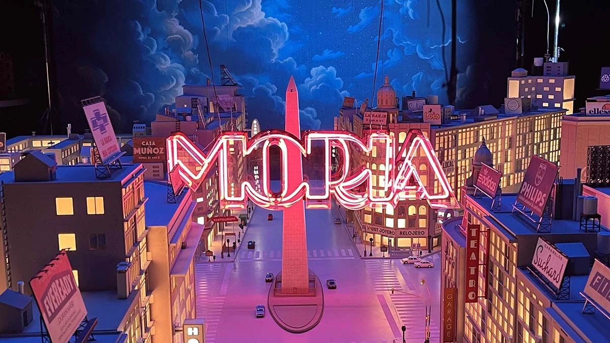 La escenografía fetiche de la biopic no realista de Moria Casán.