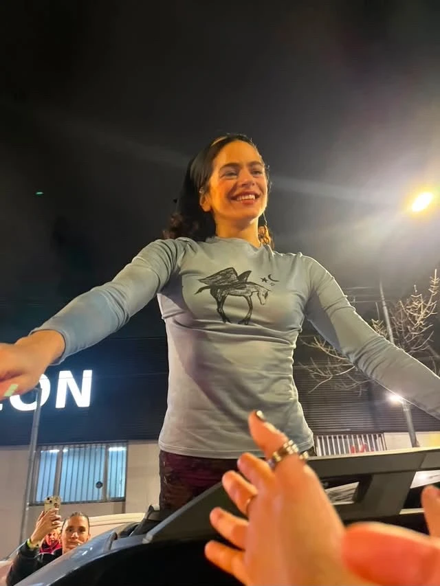 Rosalía abrió el techo de su auto para saludar a sus seguidores y, en medio de la emoción del último encuentro, lució una remera celeste pastel de una marca argentina.