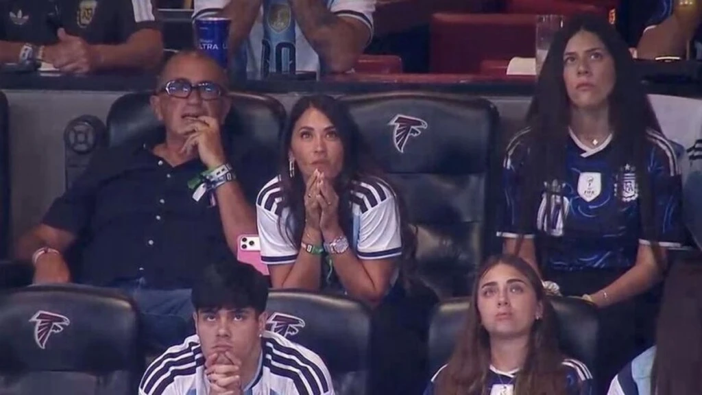 Como suele suceder con sus apariciones públicas, eligió mantener un perfil discreto y no realizó declaraciones sobre la situación familiar.