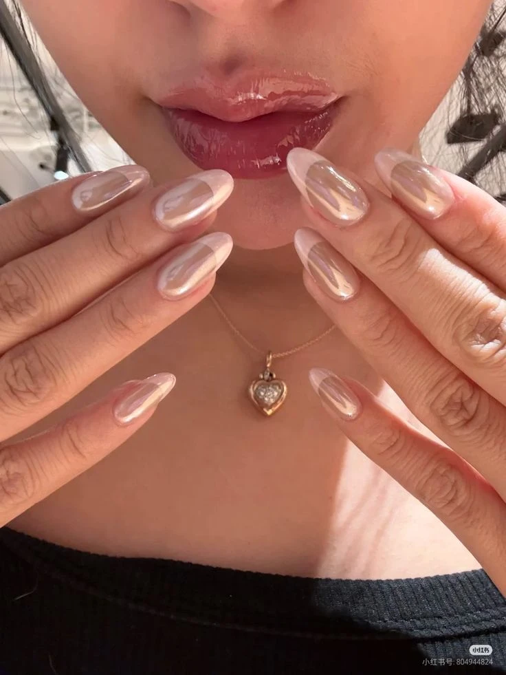 Uñas vainilla latte: la manicura con efecto cromado más versátil que es tendencia