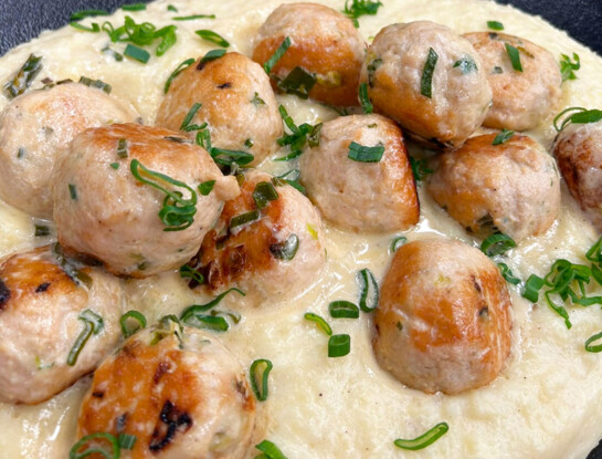 Albóndigas de pollo al verdeo con puré aligot: la receta económica y rendidora de Jimena Monteverde