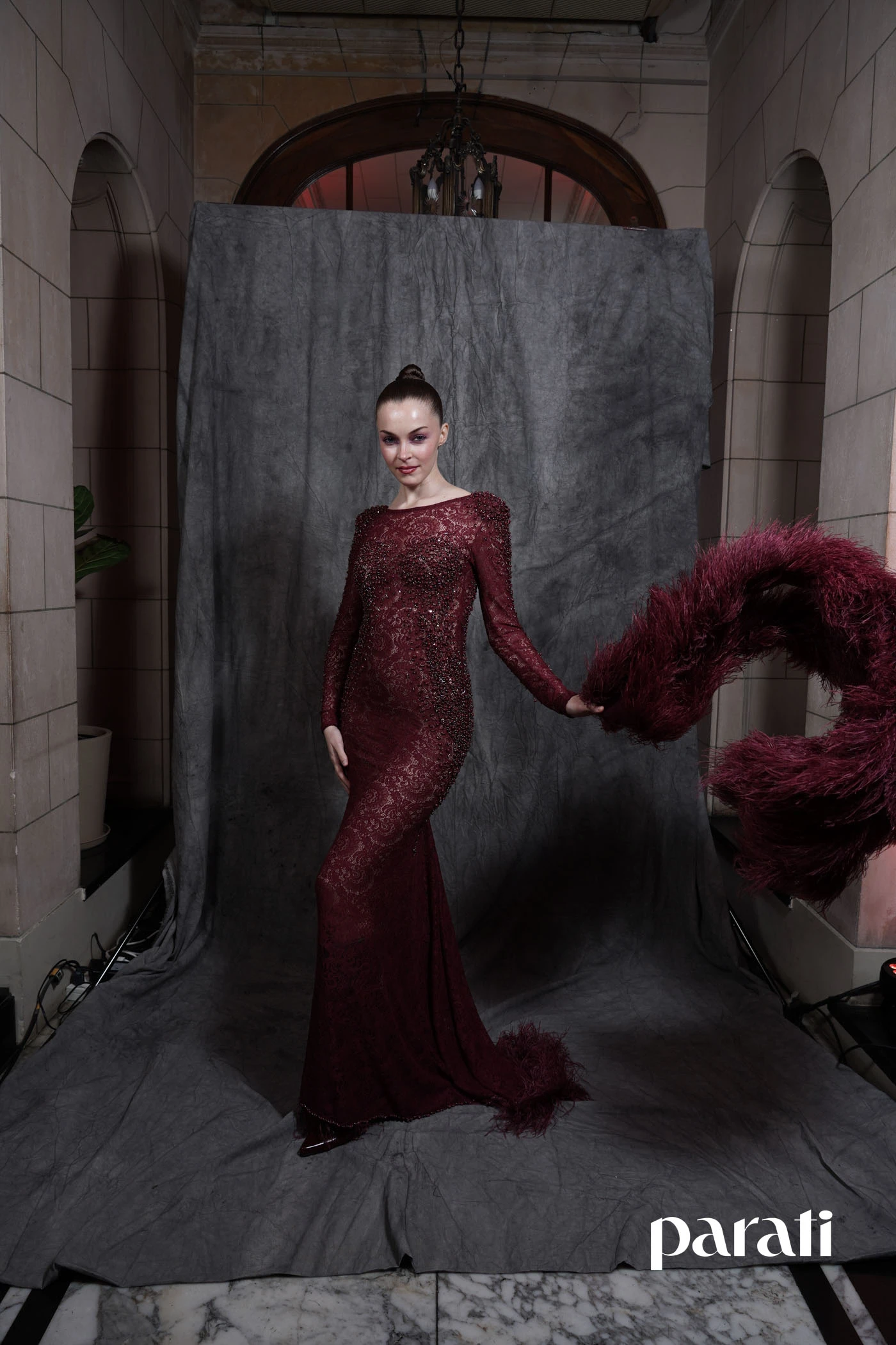Meli llevó un vestido de silueta sirena de color borgoña.