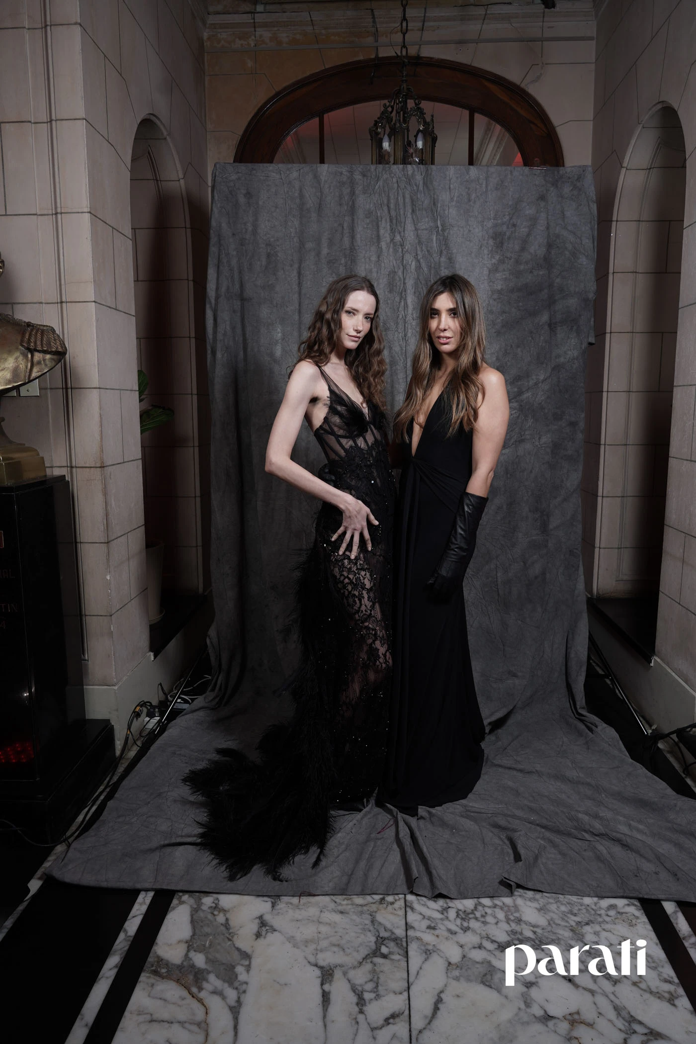 La diseñadora Joti Harriague junto a su musa Milagros Schmoll.