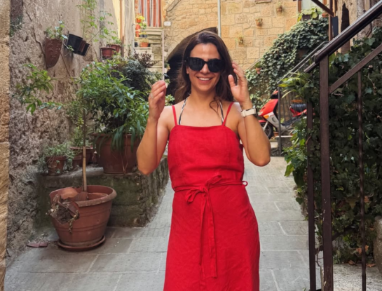 Agustina Cherri compartió las fotos de sus vacaciones familiares en Italia: vestido rojo, paisajes medievales y gastronomía mediterránea
