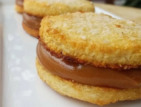 Alfajores proteicos de coco y dulce de leche: el snack saludable y crocante para la merienda