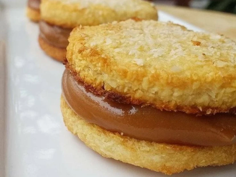 Alfajores proteicos de coco y dulce de leche: el snack saludable y crocante para la merienda