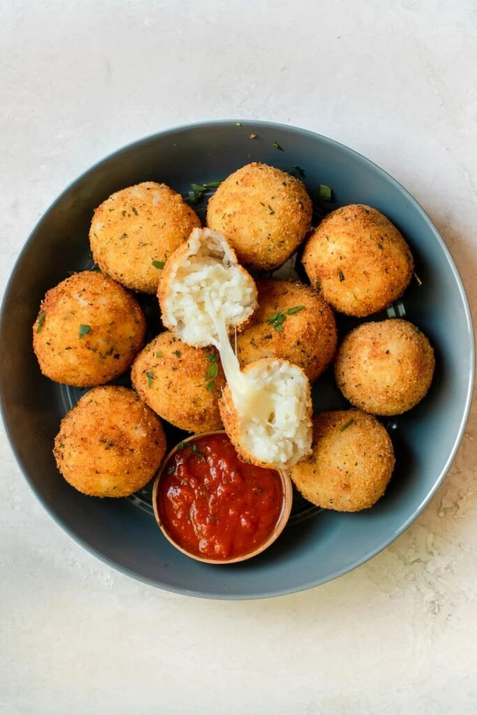 Bombas rellenas de papa y cebolla caramelizada. Foto: Pinterest