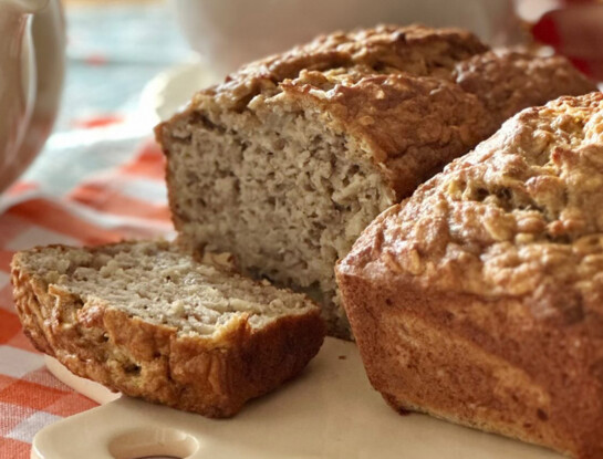 Budín de banana y avena sin gluten: una receta fácil, húmeda y sin azúcar
