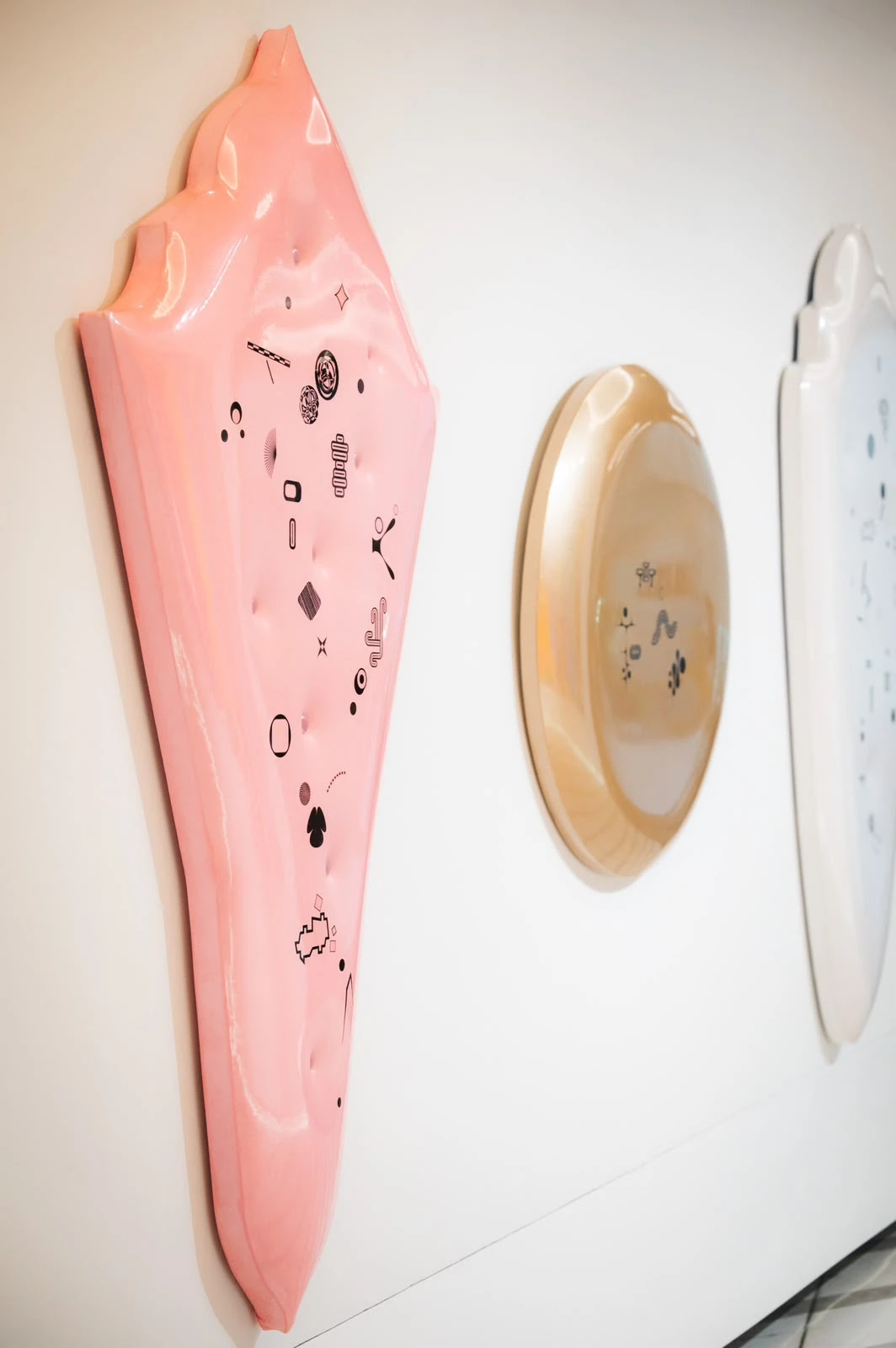 La exhibición propone un diálogo entre arte, arquitectura y percepción