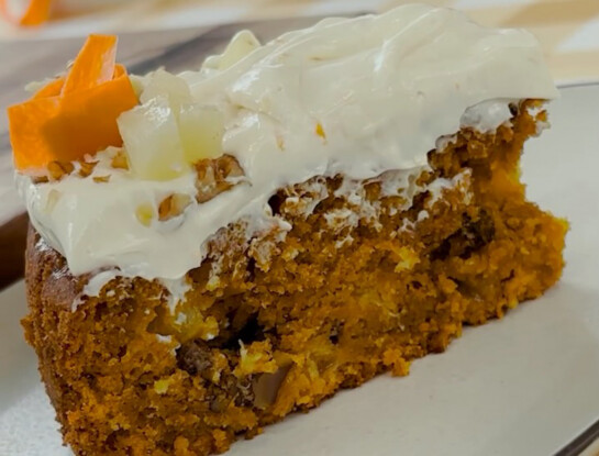Carrot cake con crema de yogur y naranja: la receta húmeda y especiada que es perfecta para la merienda