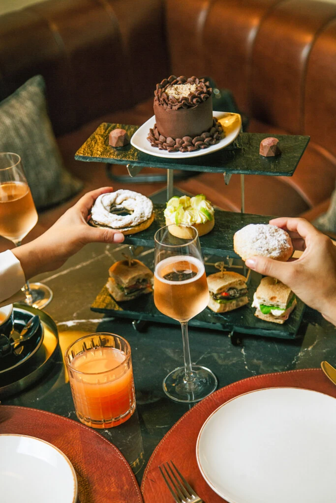 Una mesa para dos y varias cosas ricas: la propuesta gastronómica convierte la tarde de spa en un verdadero plan.