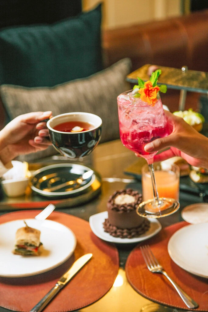 El plan también tiene su momento foodie: Gin & Tea combina pastelería, sándwiches, infusiones, cócteles y espumante.