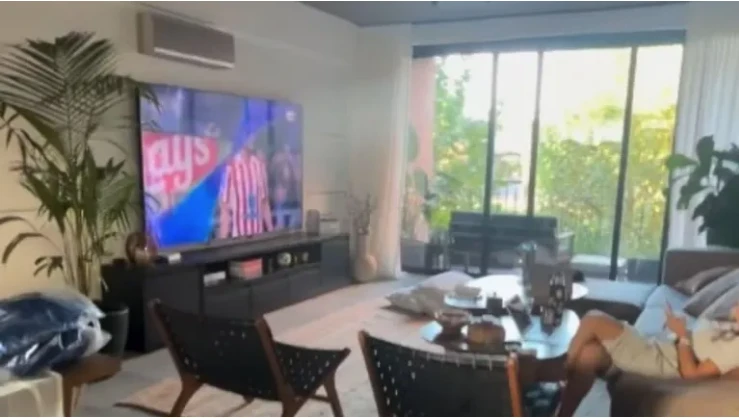 Así es la casa de Sofi Martínez: un departamento moderno con un increíble museo de camisetas