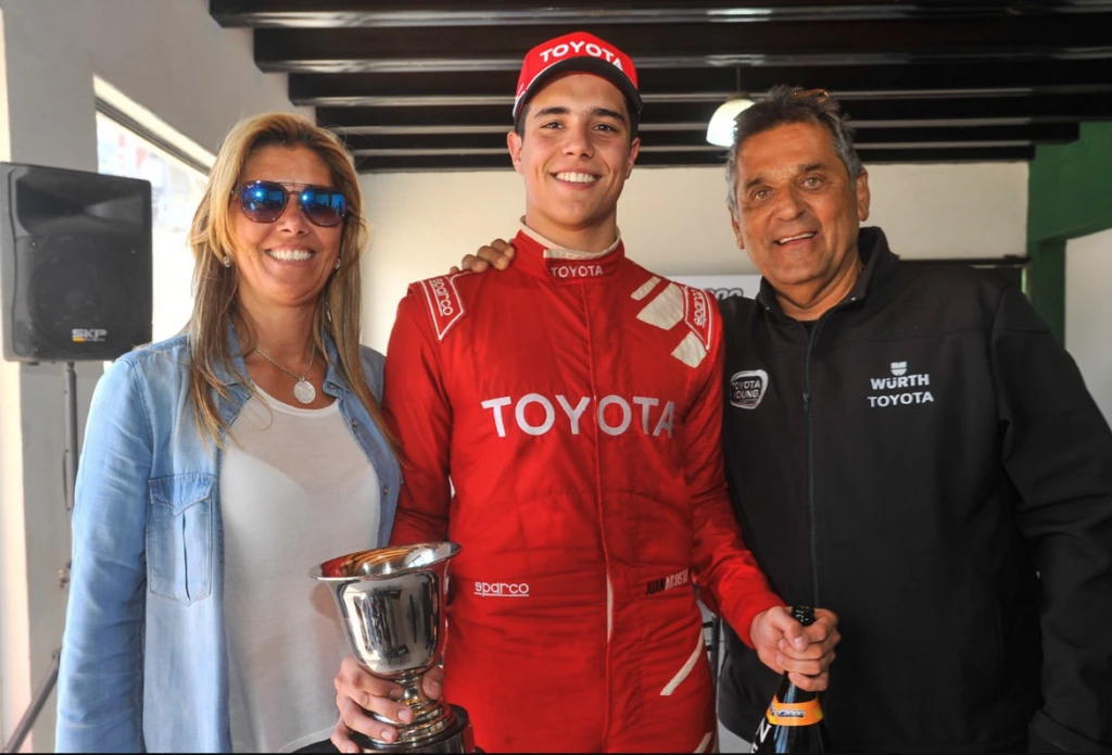 Gabriel Raies con su esposa, Roxana Broda, y el hijo de ella Juan Acosta Broda, también piloto