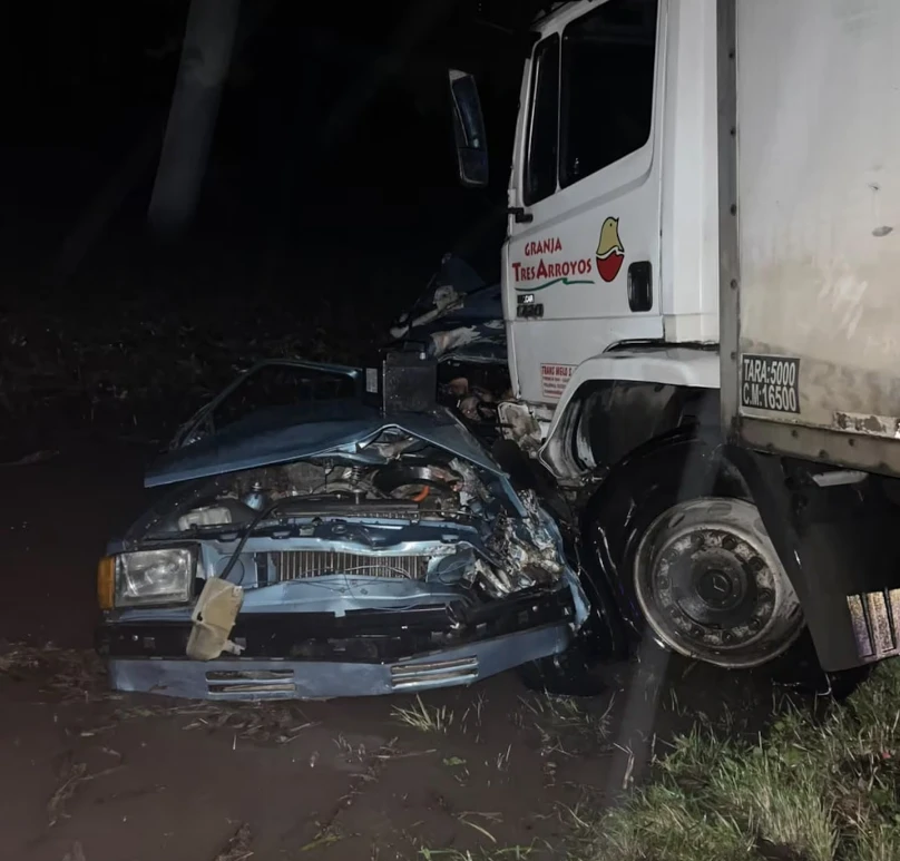 El terrible accidente ocurrió en la noche del viernes 31 de julio: así quedó el auto donde viajaban ocho personas. Foto TN