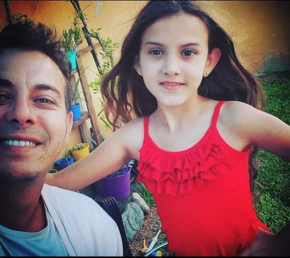 Cristian y su hija cuando era chica. Foto de sus redes sociales.