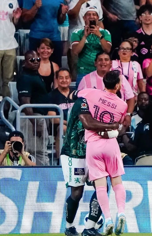 EL jugador colombiano Jhohan Romaña abrazó al capitán de la selección en pleno partido.