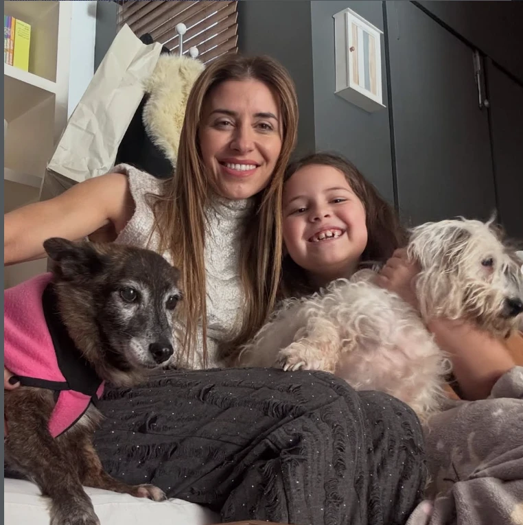 Mariana Brey adoptó los perros de Leandro Rud.