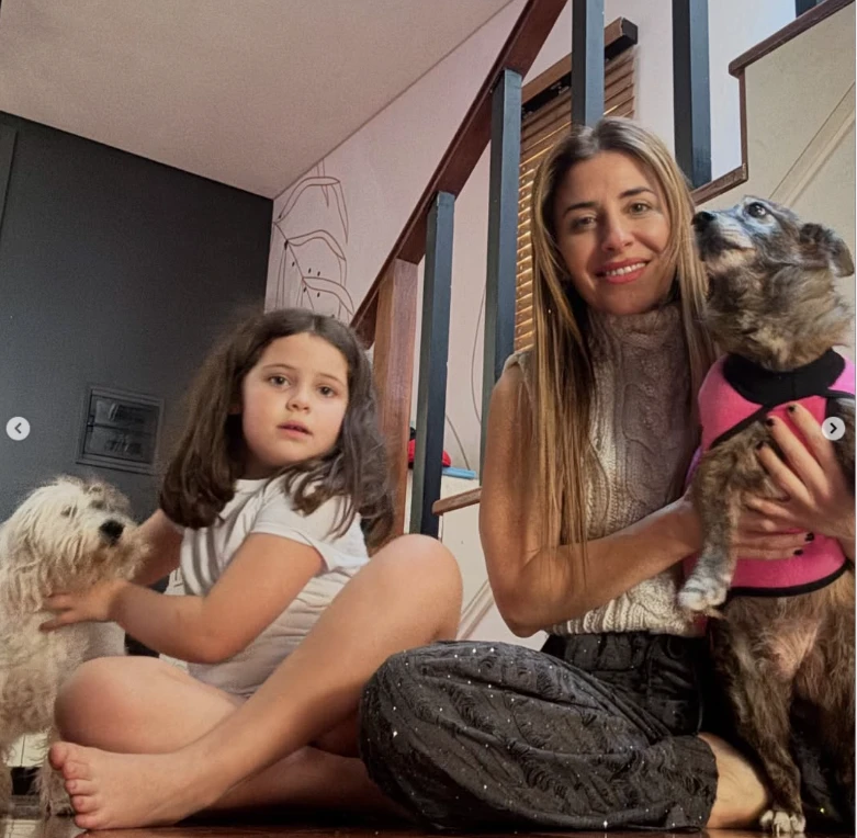 Mariana Brey adoptó los perros de Leandro Rud.