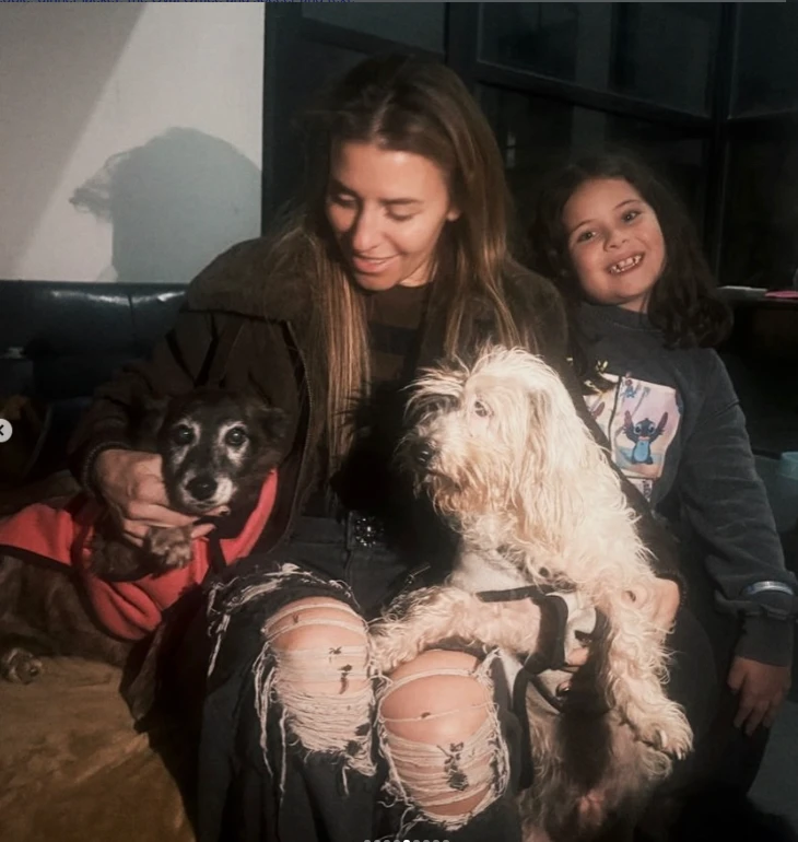 Mariana Brey adoptó los perros de Leandro Rud.