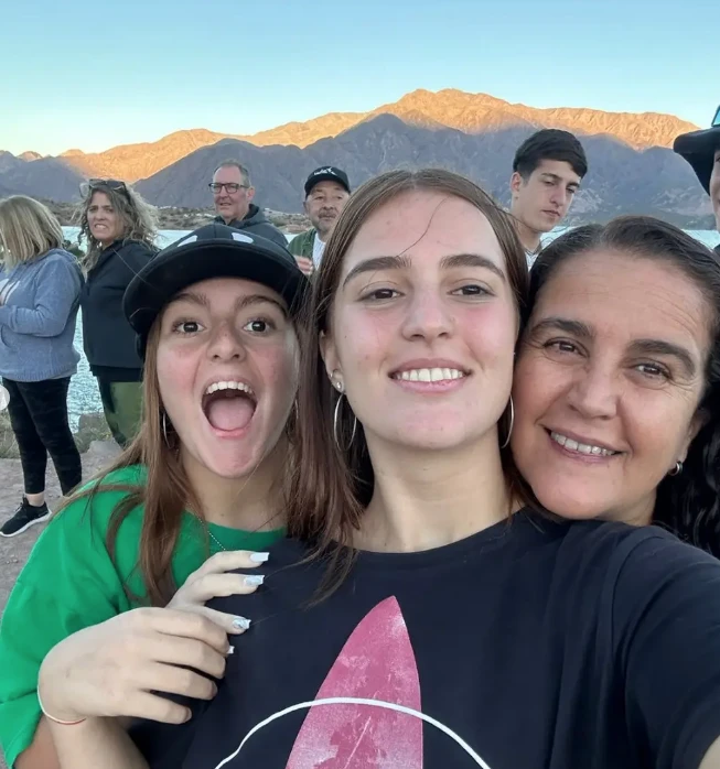 Ariadna junto a sus hijas Juana Masó Tillar, de 21 años, y Rosario Masó Tillar, de 19.