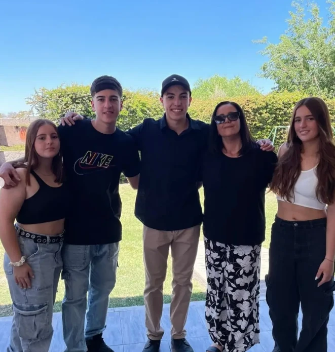 Ariadna junto a sus hijas Juana Masó Tillar, de 21 años, y Rosario Masó Tillar, de 19.