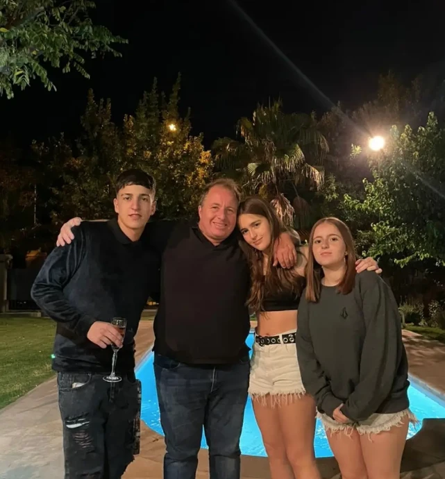Ariadna junto a sus hijas Juana Masó Tillar, de 21 años, y Rosario Masó Tillar, de 19.