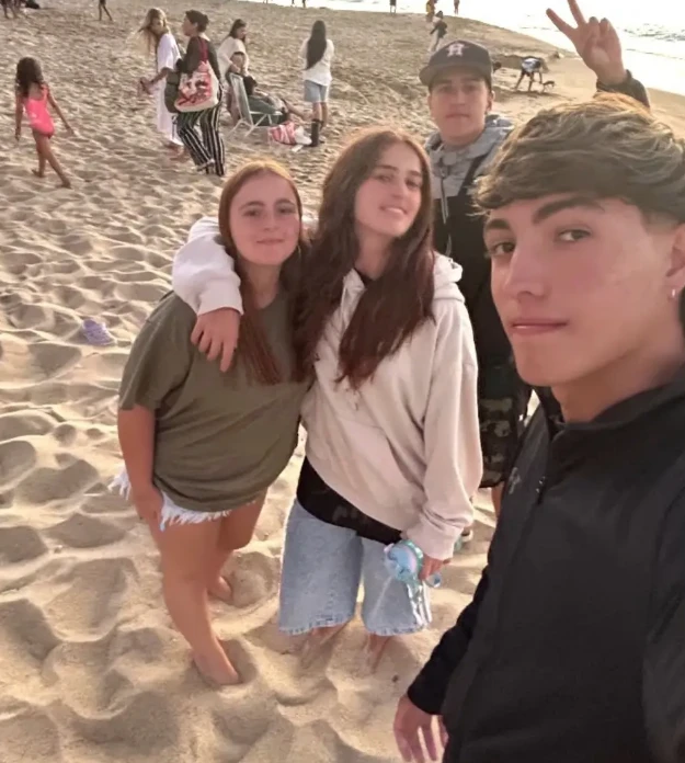 Ariadna junto a sus hijas Juana Masó Tillar, de 21 años, y Rosario Masó Tillar, de 19.