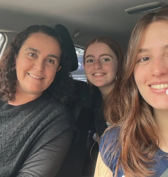 Ariadna junto a sus hijas Juana Masó Tillar, de 21 años, y Rosario Masó Tillar, de 19.