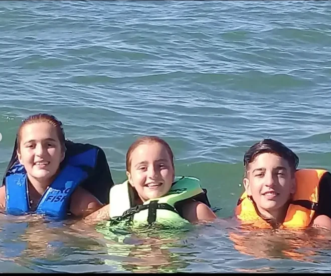 Ariadna junto a sus hijas Juana Masó Tillar, de 21 años, y Rosario Masó Tillar, de 19.