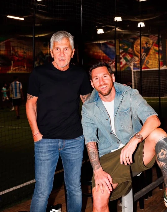 Leo Messi junto a su papá , quien lo acompañó en toda su carrera deportiva.